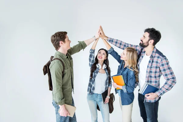 Estudiantes dando highfive — Foto de Stock