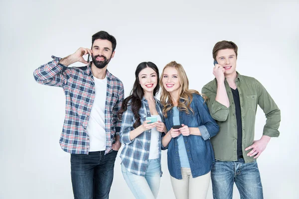 Amigos usando teléfonos inteligentes — Foto de Stock