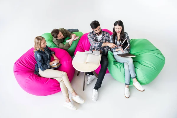 Beanbag sandalye üzerinde oturan öğrenciler — Stok fotoğraf