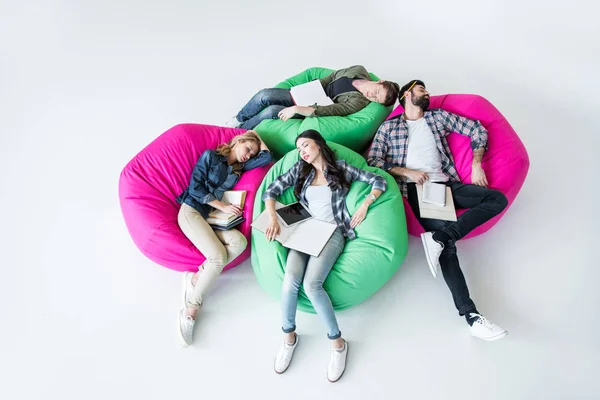 Estudiantes cansados durmiendo — Foto de Stock