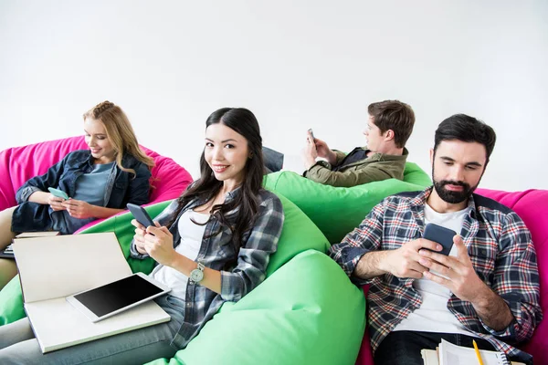 Studenti sedí na Pytlové křesla — Stock fotografie