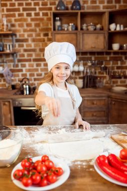 Kız pizza hamur yapmak