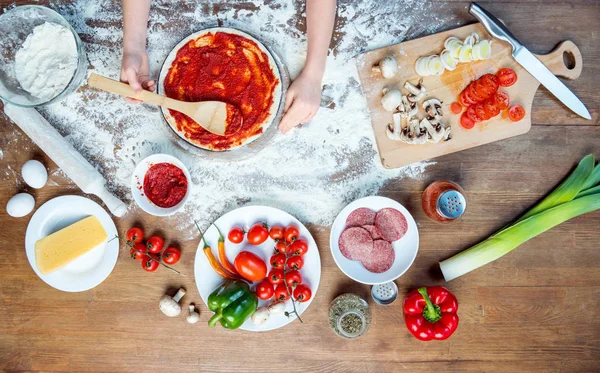 Niño haciendo pizza — Foto de Stock