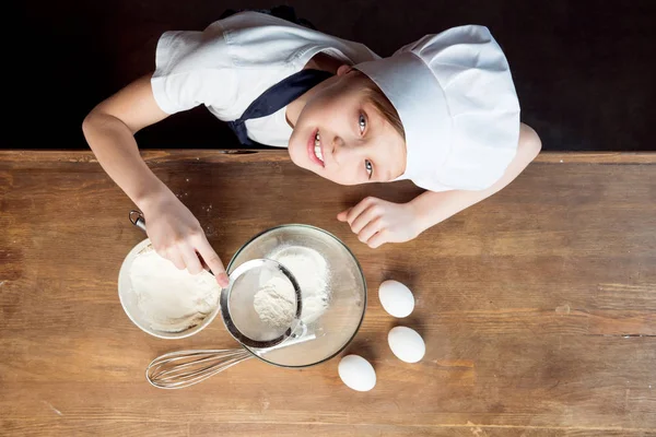 Niño haciendo masa para galletas — Foto de Stock