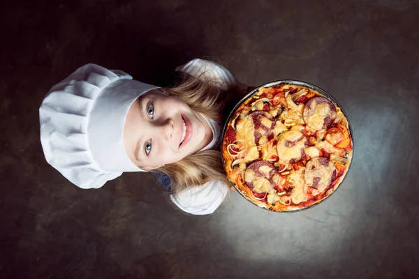 Kız holding pizza — Stok fotoğraf