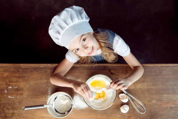 Chica haciendo masa para galletas — Foto de Stock