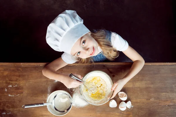 Garota fazendo massa para biscoitos — Fotografia de Stock