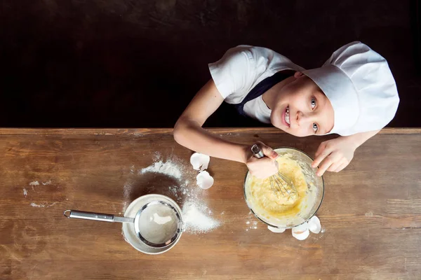 Хлопчик робить тісто для печива — стокове фото