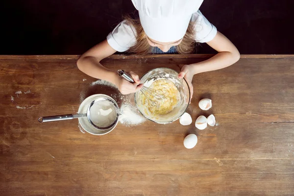 Mädchen macht Teig für Plätzchen — Stockfoto