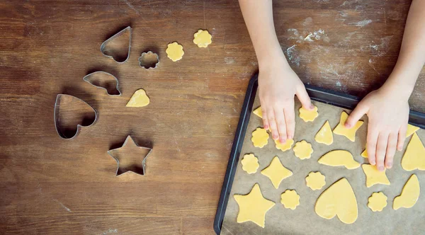 Criança com cookies de forma cruas — Fotografia de Stock