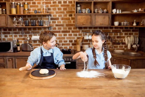 Niños haciendo masa de pizza — Foto de Stock