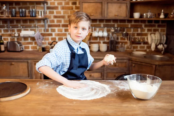 피자 반죽을 만드는 소년 — 스톡 사진