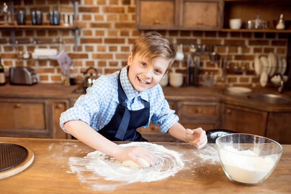 Хлопчик робить тісто для піци — стокове фото