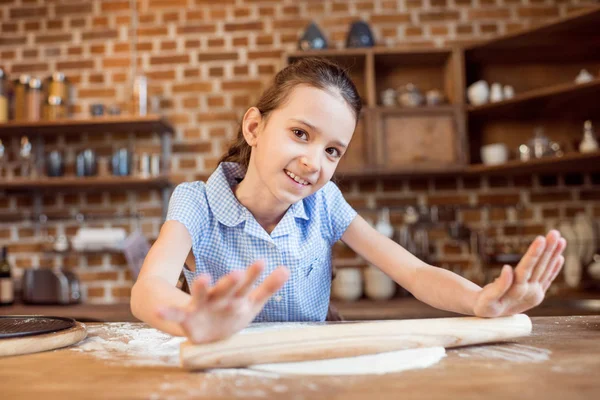 Κορίτσι κάνοντας ζύμη πίτσας — Φωτογραφία Αρχείου