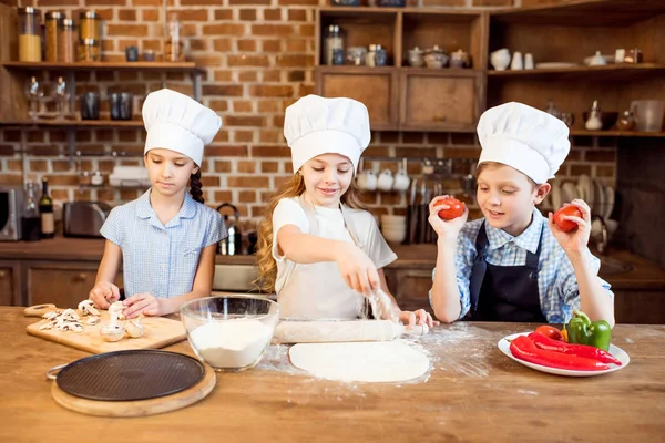 Τα παιδιά που φτιάχνουν Πίτσα — Φωτογραφία Αρχείου