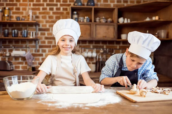Děti připravující pizzu — Stock fotografie