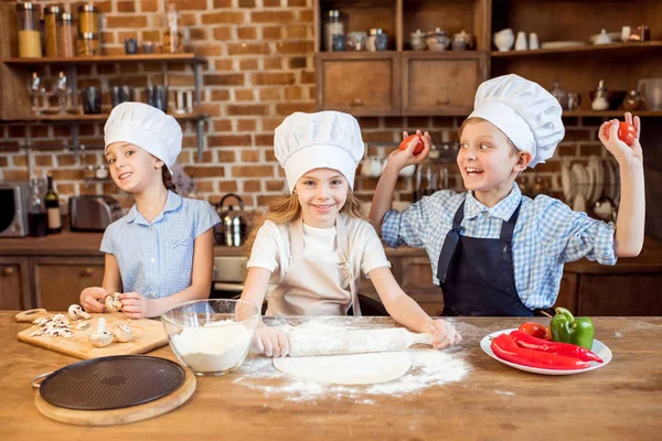 Barn att göra pizza — Stockfoto
