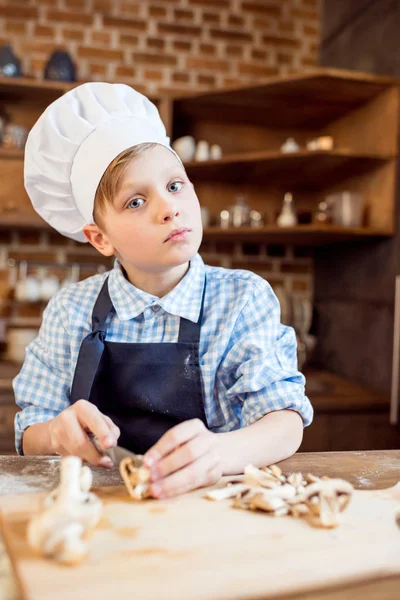 Jongen snijden paddestoelen — Stockfoto