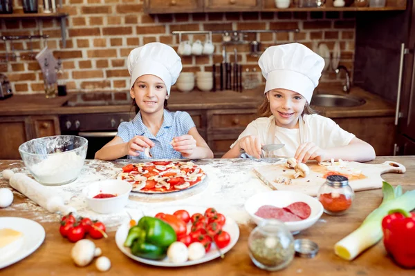 Kids making pizza — Stock Photo, Image