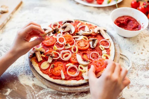 Kind backt Pizza — Stockfoto