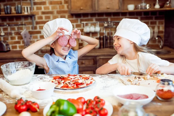 Kids making pizza — Stock Photo, Image
