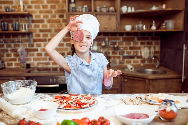 Girl making pizza — Stock Photo, Image