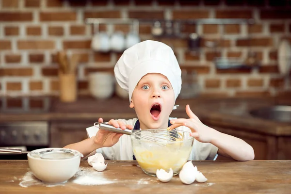 Мальчик делает тесто для печенья — стоковое фото