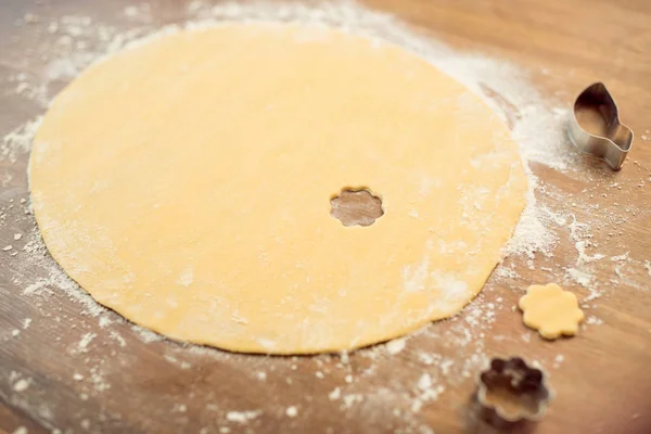 Raw dough and cookie cutters — Stock Photo, Image