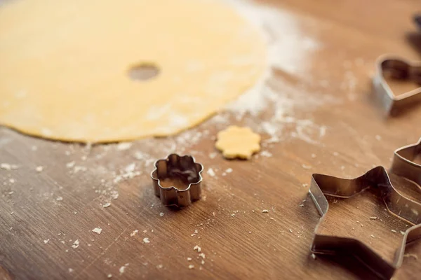 Masa cruda y cortadores de galletas — Foto de Stock