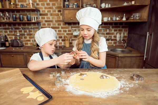 Kids making shaped cookies — Stock Photo, Image