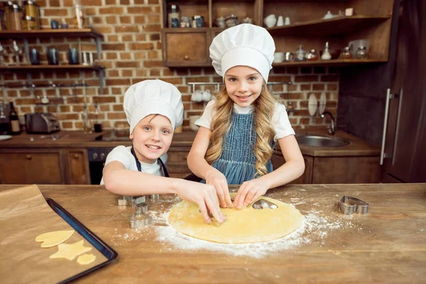 Crianças fazendo biscoitos em forma de — Fotografia de Stock