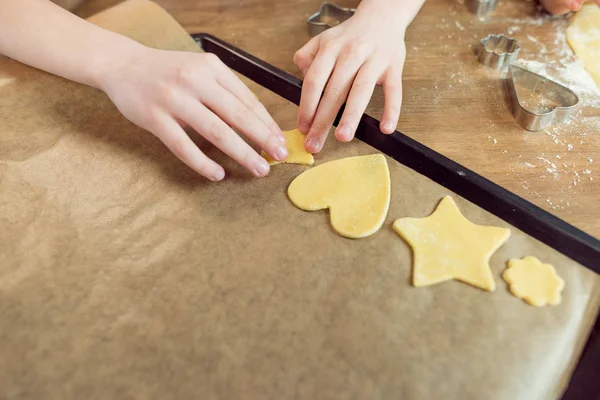 Kids making shaped cookies — Stock Photo, Image