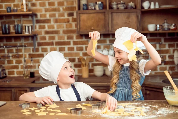 Niños jugando con la masa — Foto de Stock