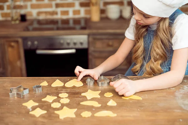 Garota fazendo biscoitos em forma de — Fotografia de Stock
