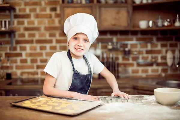 Fazendo biscoitos em forma de menino — Fotografia de Stock