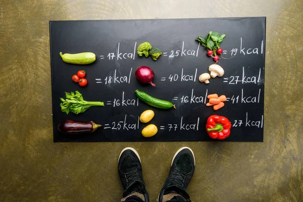 Tabela de calorias e legumes frescos — Fotografia de Stock