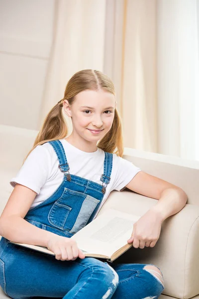 Ragazza sorridente con libro — Foto stock gratuita