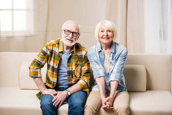 счастливая старшая пара