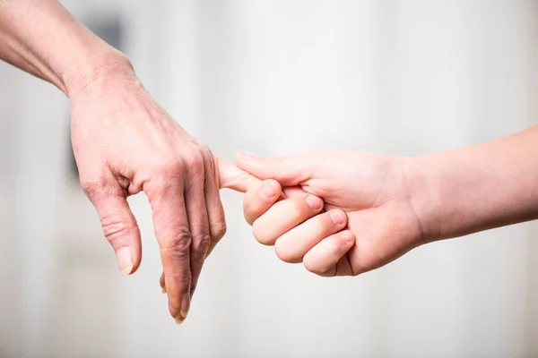 Abuela e hijo tomados de la mano — Foto de Stock