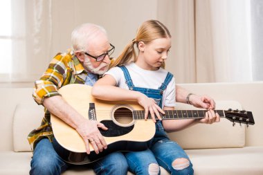 Dede ve torunu ile gitar  