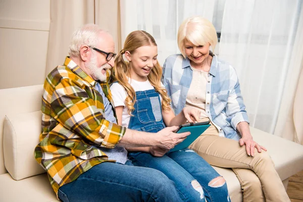 Avós e criança com tablet digital — Fotografia de Stock