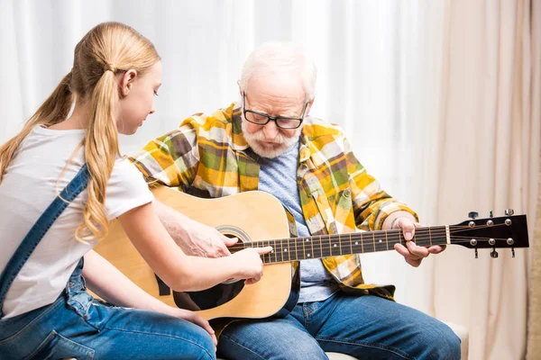 Grandfather and granddaughter with guitar — Stock Photo, Image