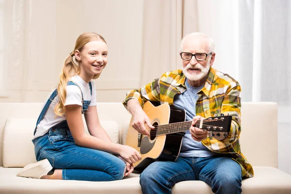 Grandfather and granddaughter with guitar — Stock Photo, Image