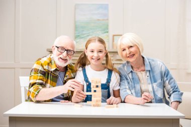 Jenga oyunu oynarken aile