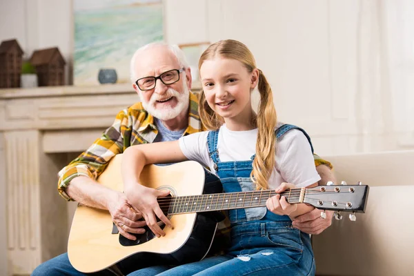 Avô e neta com guitarra — Fotografia de Stock