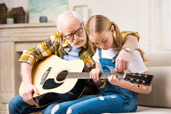 Opa en kleindochter met gitaar — Stockfoto