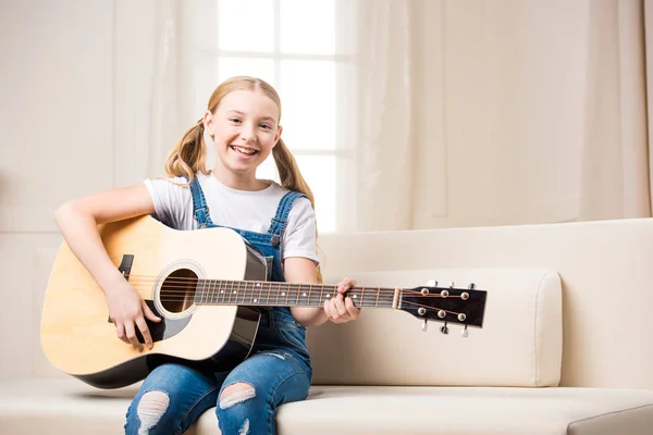 Mädchen spielt Gitarre — Stockfoto