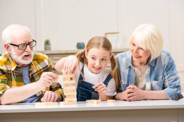 Jenga oyunu oynarken aile