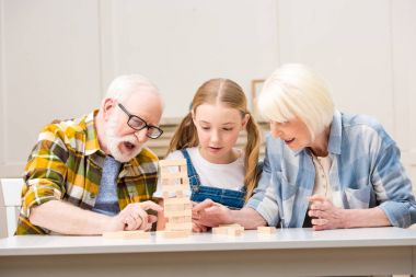 Jenga oyunu oynarken aile