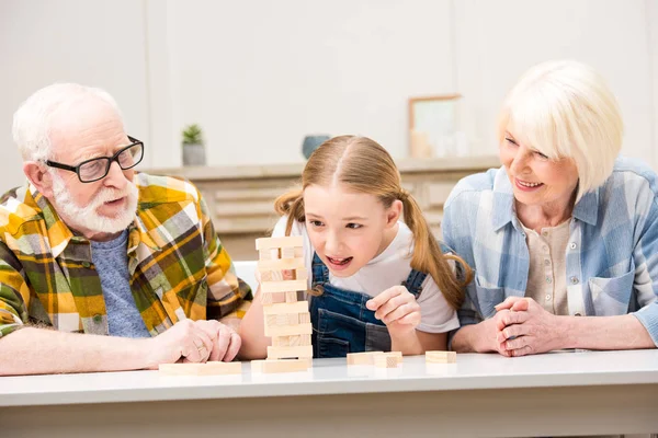 Rodina hrát hru jenga — Stock fotografie